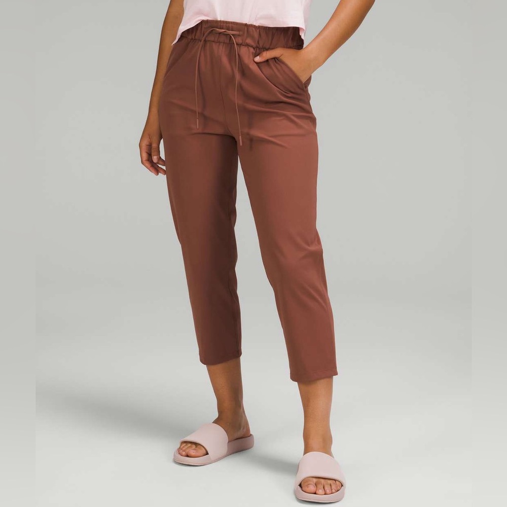 Lululemon Stretch High-Rise Crop 23"
Ancient Copper Size 6